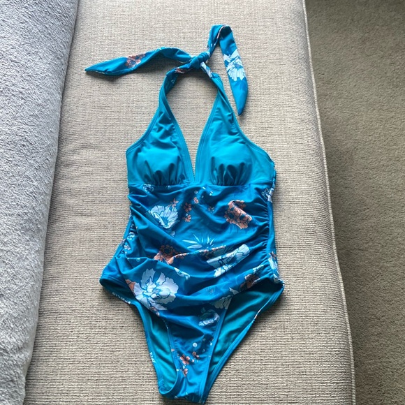 Cupshe One-Piece Swimsuit - Picture 2 of 9